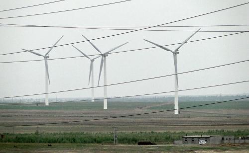 運(yùn)行在內(nèi)蒙古突泉縣牤牛海風(fēng)電項(xiàng)目區(qū)的風(fēng)力發(fā)電機(jī)(5月26日攝)。新華社記者 李欣 攝