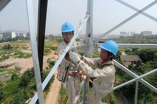8月12日,兩名電力技術(shù)人員在宣城市開發(fā)區(qū)進(jìn)行電力能源擴(kuò)容作業(yè)。新華社記者 王雷 攝