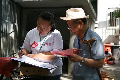 8月16日,北京西城區(qū)京畿道小區(qū),一名人口普查員(左)正在為居民登記家庭戶口情況。8月15日,第六次全國人口普查迎來第一輪入戶調(diào)查,本市10萬名普查員統(tǒng)一著裝、佩戴證件深入到6600多個普查區(qū),將在一個月內(nèi)完成對每一戶居民家庭的摸底調(diào)查,為11月份第二次入戶正式普查登記提供基礎(chǔ)信息。為確保普查信息不外泄,所有普查員入戶調(diào)查的第一個環(huán)節(jié)就是與住戶簽訂保密承諾書。新華社發(fā) (崔新鈺攝)