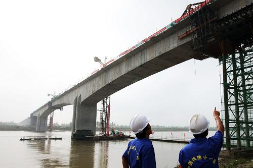 8月16日,施工人員對(duì)建設(shè)中的漢宜鐵路沉湖漢江特大橋進(jìn)行查勘。新華社發(fā)(徐云華 攝)