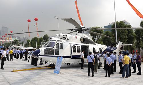 9月25日,活動(dòng)現(xiàn)場(chǎng)展示的廣州警方直升飛機(jī)。新華社記者盧漢欣攝
