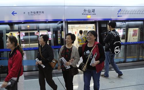 9月27日,幾位乘坐首趟試運營地鐵列車的市民在下車時還興奮不已。新華社記者 江宏景攝