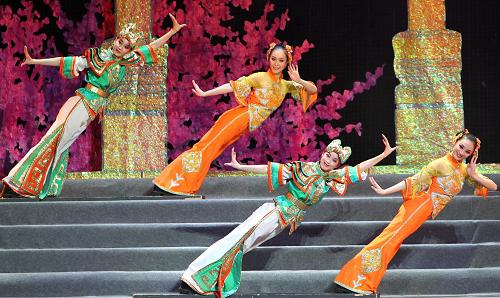 11月24日,在位于俄羅斯首都莫斯科的克里姆林宮大劇院,中國藝術(shù)家表演舞蹈。新華社記者魯金博攝