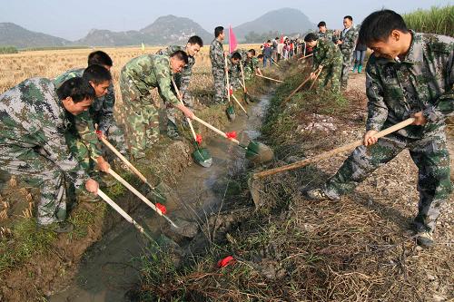 12月1日,在柳州市柳城縣太平鎮(zhèn)安樂(lè)屯農(nóng)田灌溉區(qū),林業(yè)局職工清理水渠里的淤泥。當(dāng)日,在國(guó)家小型農(nóng)田水利重點(diǎn)縣項(xiàng)目區(qū)——廣西柳州市柳城縣太平鎮(zhèn)安樂(lè)屯,上千名干部群眾踴躍參與冬修水利義務(wù)勞動(dòng),拉開(kāi)了冬春水利建設(shè)序幕。目前,廣西各地冬修水利建設(shè)正火熱展開(kāi)。新華社發(fā)(鄧克軼 攝)