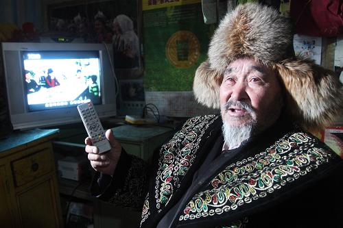 1月24日,新疆吐魯番地區(qū)托克遜縣克爾堿鎮(zhèn)通溝村85歲的哈薩克族村民沙古曼·馬斯卡力木在家中打開電視說,今年全家可以看著電視過春節(jié)了。 近日,通溝村結束了該村不通電的歷史。該村距托克遜縣城110公里,居住著89戶哈薩克族和維吾爾族農牧民。新華社發(fā)(劉健 攝)