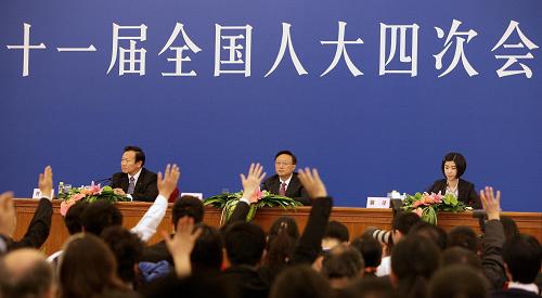 3月7日,十一屆全國人大四次會(huì)議舉行記者會(huì),外交部部長楊潔篪答記者問。這是記者舉手提問。新華社記者鄭煥松攝