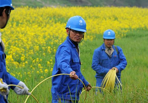 4月13日,宣城供電公司朱橋營業(yè)部工作人員在架設(shè)臨時抗旱線路。入春以來,皖南部分地區(qū)有效降水偏少,影響當(dāng)?shù)剞r(nóng)業(yè)春耕及水產(chǎn)養(yǎng)殖。為此,宣城供電公司對農(nóng)網(wǎng)共用線路及抗旱專線進(jìn)行巡視、維護(hù),幫助農(nóng)民檢修抽水、排灌用電設(shè)備,為農(nóng)業(yè)生產(chǎn)提供安全用電保障。新華社記者 劉軍喜 攝