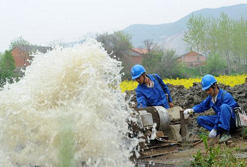4月13日,宣城供電公司朱橋營業(yè)部工作人員在安裝調(diào)試抽水泵。新華社記者 劉軍喜 攝