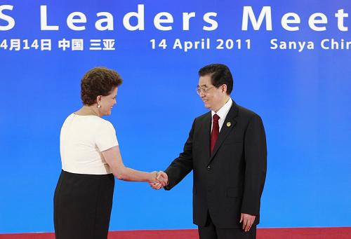 4月14日,金磚國家領導人第三次會晤在海南省三亞市舉行。這是中國國家主席胡錦濤歡迎巴西總統(tǒng)羅塞夫。 新華社記者 鞠鵬攝