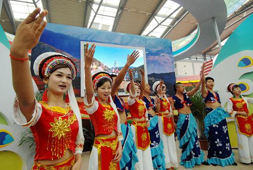 4月15日,在交易會(huì)云南展區(qū),身穿白族服飾的演員們表演民族歌舞。當(dāng)日,“2011中國(guó)國(guó)內(nèi)旅游交易會(huì)”在西安開(kāi)幕,此次交易會(huì)全面展示全國(guó)各地的旅游線路和人文風(fēng)情,吸引了全國(guó)31個(gè)省區(qū)市及新疆建設(shè)兵團(tuán)共1562家旅游單位參展。新華社記者 李一博 攝