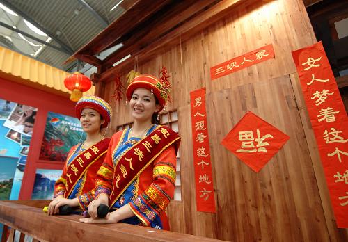 4月15日,在交易會(huì)湖北展區(qū),身穿土家族服飾的姑娘展示三峽人家民俗風(fēng)情。新華社記者 李一博 攝