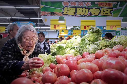 4月27日,市民在北京玉蜓橋物美大賣場選購從河南山東等地對接來的蔬菜。新華社記者 邢廣利 攝
