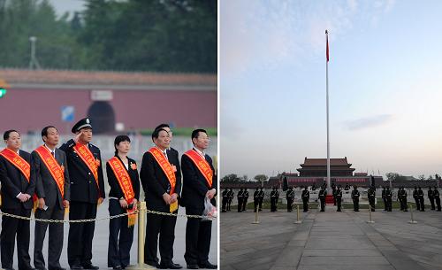 4月28日,全國勞模在北京天安門廣場觀看升國旗儀式(拼版照片)。當日,來自各行各業(yè)的近200名全國勞模齊聚北京,觀看升國旗儀式、瞻仰人民英雄紀念碑,并登上天安門城樓參觀,感受祖國日新月異的變化,迎接即將到來的五一勞動節(jié)。新華社記者 公磊 攝