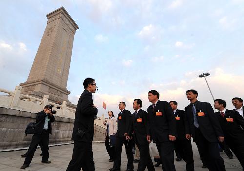 4月28日,全國勞模在北京天安門廣場瞻仰人民英雄紀念碑。新華社記者 公磊 攝
