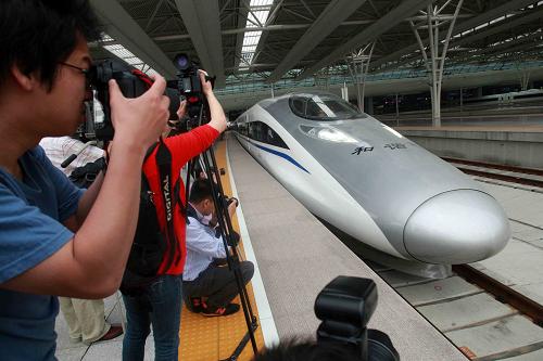 5月11日上午,試運(yùn)行的首列高速列車駛出京滬高鐵上海虹橋站。 當(dāng)日,京滬高速鐵路開始進(jìn)入試運(yùn)行階段。據(jù)悉,這一階段為期一個(gè)月,將以實(shí)際列車運(yùn)行圖為基礎(chǔ),進(jìn)行列車運(yùn)行試驗(yàn)。京滬高鐵預(yù)計(jì)在6月底正式開通運(yùn)營(yíng)。新華社發(fā)