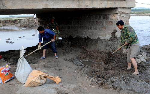 8月22日,赤峰市林西縣官地鎮(zhèn)農(nóng)民在查干沐淪河上加固水毀橋墩。7月下旬以來,連續(xù)暴雨、山洪給內(nèi)蒙古中東部赤峰、通遼等地造成巨大損失,災(zāi)區(qū)因災(zāi)受損或倒塌的房屋超過16000間。隨著近日降雨逐漸減少,災(zāi)區(qū)群眾開始抓緊時間修繕或新建房屋,加固水毀基礎(chǔ)設(shè)施,同時抓緊秋收秋牧和打草、貯草工作,力爭把洪災(zāi)損失減少到最低限度。新華社記者 張領(lǐng) 攝