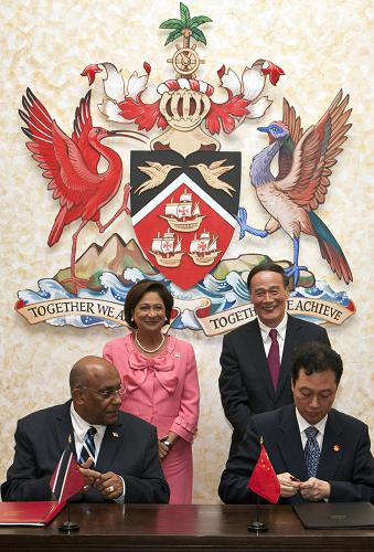9月12日,在特立尼達和多巴哥首都西班牙港的總理府,特立尼達和多巴哥總理比塞薩爾(后左)與中國國務院副總理王岐山(后右)出席簽字儀式。新華社記者 施思思 攝
