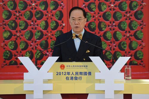 6月28日,香港特區(qū)行政長(zhǎng)官曾蔭權(quán)(左五)、中國(guó)財(cái)政部副部長(zhǎng)李勇(右五)及其他嘉賓在發(fā)行儀式上。新華社記者 張金加 攝