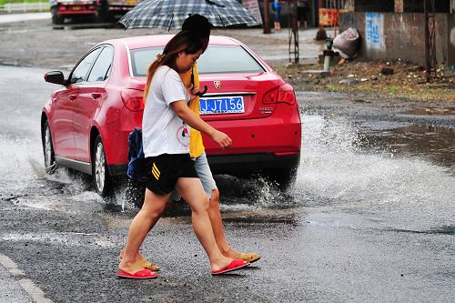 由于連下暴雨,福建省霞浦縣牙城鎮(zhèn)街頭積水(8月3日攝)。新華社記者 魏培全 攝