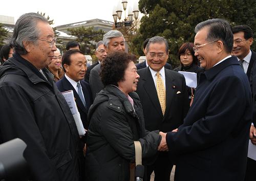 11月11日,國務(wù)院總理溫家寶在北京中南海紫光閣會見以日本侵華戰(zhàn)爭遺孤池田澄江為團長、日中協(xié)會會長野田毅為名譽團長的日本遺孤感謝中國人民養(yǎng)育之恩訪華團。新華社記者 樊如鈞 攝