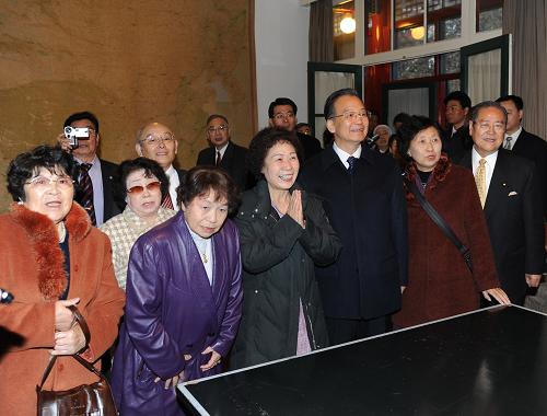 會見后,溫家寶同日本遺孤感恩訪華團成員一道參觀周恩來總理曾生活和工作過的中南海西花廳。新華社記者 樊如鈞 攝