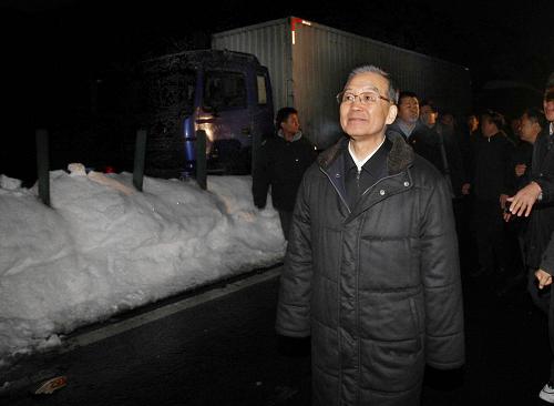 11月12日,中共中央政治局常委、國務(wù)院總理溫家寶趕赴河北暴雪地區(qū)指導(dǎo)工作。圖為溫家寶在石太高速公路河北山西兩省交界處察看雪情。新華社記者劉衛(wèi)兵攝