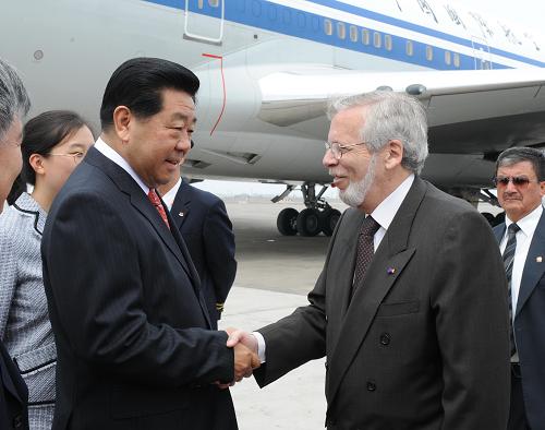 11月22日,應(yīng)秘魯政府邀請,全國政協(xié)主席賈慶林乘專機(jī)抵達(dá)秘魯首都利馬,開始對秘魯進(jìn)行正式友好訪問。這是賈慶林與到機(jī)場迎接的秘魯外交部高級官員握手。新華社記者 李學(xué)仁 攝