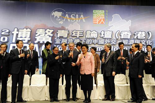12月6日,中共中央政治局委員、國(guó)務(wù)委員劉延?xùn)|出席2009博鰲青年論壇(香港)酒會(huì)并發(fā)表題為“攜手把握時(shí)代機(jī)遇,共促民族復(fù)興偉業(yè)”的演講。這是劉延?xùn)|在酒會(huì)上。新華社記者 宋振平 攝