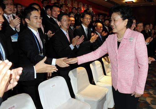 12月6日,中共中央政治局委員、國(guó)務(wù)委員劉延?xùn)|出席2009博鰲青年論壇(香港)酒會(huì)并發(fā)表題為“攜手把握時(shí)代機(jī)遇,共促民族復(fù)興偉業(yè)”的演講。這是劉延?xùn)|在酒會(huì)前接見(jiàn)香港青年社團(tuán)領(lǐng)袖和各界青年代表。新華社記者 宋振平 攝