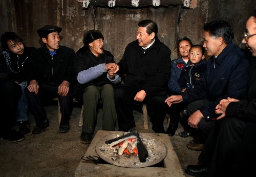 受胡錦濤總書記委托,中共中央政治局常委、中央書記處書記習(xí)近平,于1月30日至2月1日專程趕赴貴州,代表黨中央、國務(wù)院慰問受災(zāi)群眾,指導(dǎo)抗災(zāi)救災(zāi)工作。這是1月31日,習(xí)近平來到貴州省銅仁地區(qū)玉屏縣萬山特區(qū)高樓坪鄉(xiāng)老山口村受災(zāi)的侗族村民唐召維(左三)家慰問。