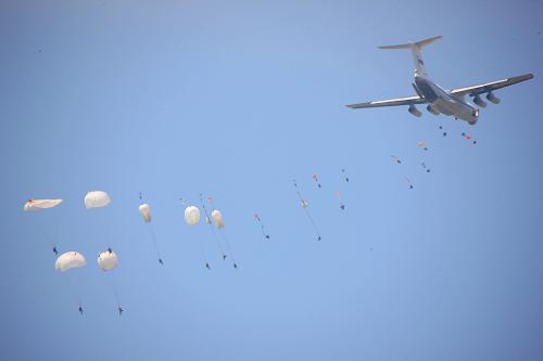 7月26日,俄方參演分隊搭乘伊爾-76大型運輸機(jī)實施傘降。 新華社記者 李剛 攝