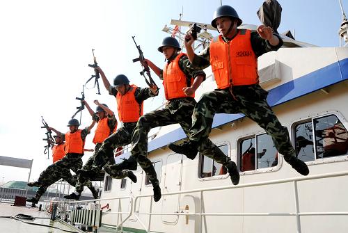 7月29日,江蘇邊防總隊(duì)連云港海警大隊(duì)官兵在處突反恐演練中迅猛出擊。 新華社發(fā)(王春 攝)