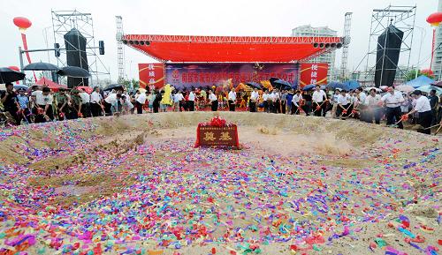 7月29日,南昌市城市快速軌道交通工程舉行開工奠基儀式,地鐵1號線工程正式動工興建。 新華社發(fā)