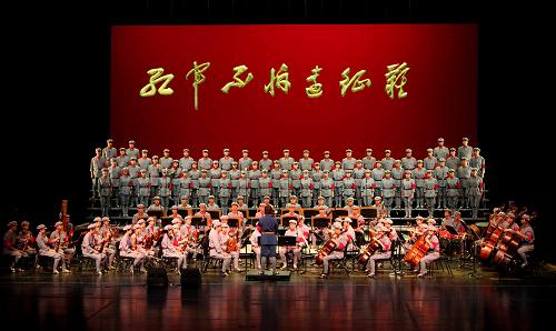 7月30日,演員在表演革命史詩大型交響合唱《長(zhǎng)征組歌》。新華社發(fā)(陸欣 攝)