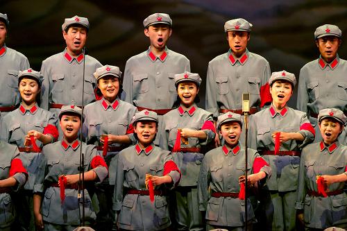 7月30日,演員在表演革命史詩大型交響合唱《長(zhǎng)征組歌》。新華社發(fā)(陸欣 攝)