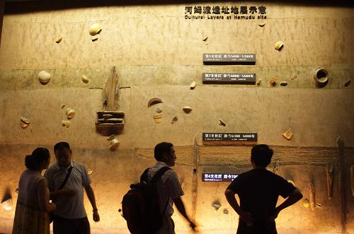 8月2日,觀眾在河姆渡遺址博物館參觀。投資2100萬元改造后的河姆渡遺址博物館自5月26日免費重新開放以來,參觀人數(shù)已達6萬多人次,日參觀最多達4000多人次。迄今為止,寧波市共有40余家博物館、紀念館、陳列館全年向社會免費開放,暫未實行免費開放的博物館也都在每年國際博物館日、文化遺產(chǎn)日和名城日實施免費開放,這些舉措吸引眾多市民和游客走進博物館。 新華社記者 張燕輝 攝