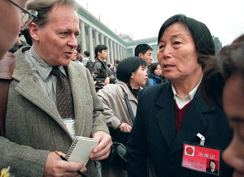 1998年3月5日,第九屆全國(guó)人大代表申紀(jì)蘭一來(lái)到人民大會(huì)堂前,立刻引起眾多記者的關(guān)注(資料照片)。新華社發(fā)
