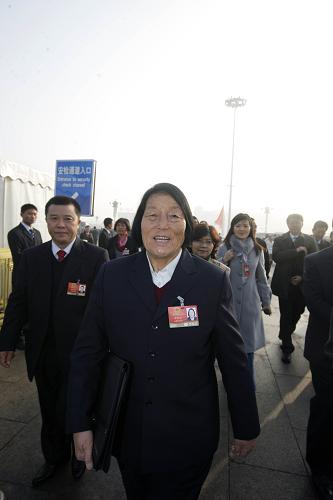 2009年3月5日,出席第十一屆全國(guó)人民代表大會(huì)第二次會(huì)議的全國(guó)人大代表申紀(jì)蘭抵達(dá)天安門(mén)廣場(chǎng)(資料照片)。新華社發(fā)