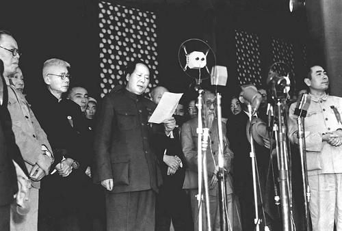 1949,開國大閱兵 2009年10月1日,即將迎來中華人民共和國60華誕。屆時,一場隆重盛大的閱兵式將在天安門廣場舉行。60年,人民軍隊與共和國一起成長,風雨同行。60年,中國人民解放軍從小米加步槍的“多國造”,逐漸邁入正規(guī)化、現(xiàn)代化的時代。60年,國慶典禮上的閱兵式、分列式見證了中國軍人容姿和軍事裝備的變遷。今天,當我們推開中國照片檔案館的大門,翻開歷史的書簽,回首在天安門廣場舉行的13次國慶閱兵式,每一個瞬間都足以成為記憶的經(jīng)典。