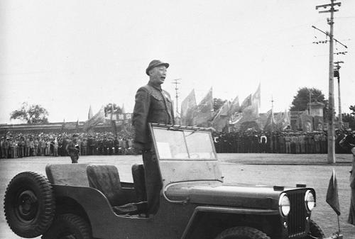 圖為1949年10月1日,華北軍區(qū)司令員兼京津衛(wèi)戍司令員、閱兵總指揮聶榮臻向朱德總司令報告受閱部隊準備就緒。新華社發(fā)(羅光達攝)(資料照片)