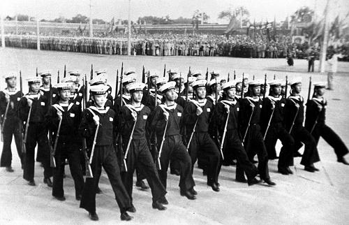 圖為1949年10月1日,新組建的中國人民解放軍海軍方陣通過天安門廣場。新華社記者石少華攝(資料照片)