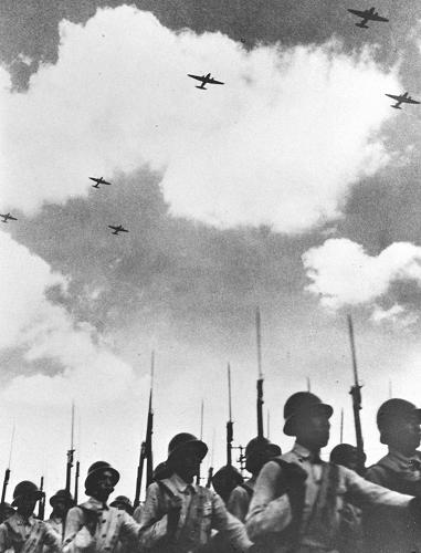 圖為1949年10月1日,新成立的中國人民解放軍空軍編隊飛過天安門廣場上空。當時共17架飛機參加開國大典:9架P-51戰(zhàn)斗機,2架蚊式戰(zhàn)斗機,3架C-46運輸機,1架L-5型通訊聯(lián)絡機和2架PT-19初級教練機。當受閱機群從天空飛過時,其中4架還掛著實彈,這是世界閱兵史上前所未有的事情,原因是受閱飛機還在擔負戰(zhàn)斗值班任務,掛實彈是迫不得已的選擇。 新華社記者石少華攝(資料照片)