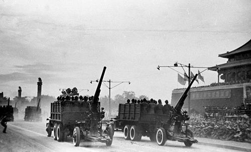 圖為1949年10月1日,中國人民解放軍高射炮部隊經(jīng)過天安門城樓。 新華社記者宋貝珩攝(資料照片)