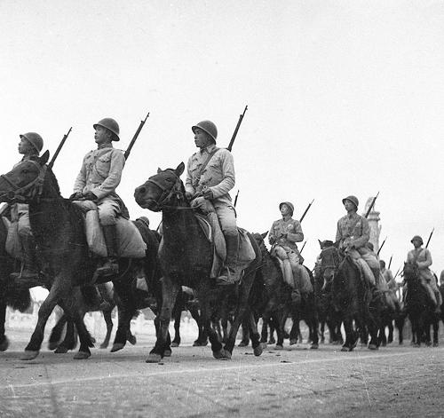 圖為1949年10月1日,參加分列式的中國人民解放軍騎兵部隊在行進中。新華社發(fā)(資料照片)