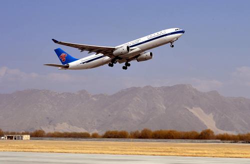 2009年3月18日,進(jìn)行高精度導(dǎo)航試飛的南航空客A330-300客機(jī)在拉薩貢嘎機(jī)場(chǎng)起飛。中國(guó)2008年乘坐飛機(jī)出行的旅客人數(shù)達(dá)到1.92億人次。而在新中國(guó)成立初期的1950年,乘坐飛機(jī)出門的人全國(guó)只有1萬(wàn)人次。新華社發(fā)