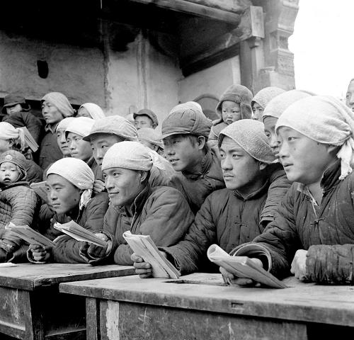 1951年,河北定縣翟城村開展冬學(xué)。圖為參加冬學(xué)的學(xué)員們?cè)谏险n。 新華社記者 曹興華 攝(資料照片)