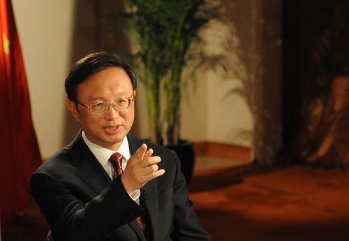 新中國60華誕來臨之際,中國外交部長楊潔篪近日接受新華社記者采訪,重點(diǎn)介紹了建國60年來特別是改革開放30年來中國外交的發(fā)展、成就和主要經(jīng)驗(yàn),并展望了今后的外交工作。 楊潔篪在接受采訪(8月9日攝)。 新華社記者 丁林 攝