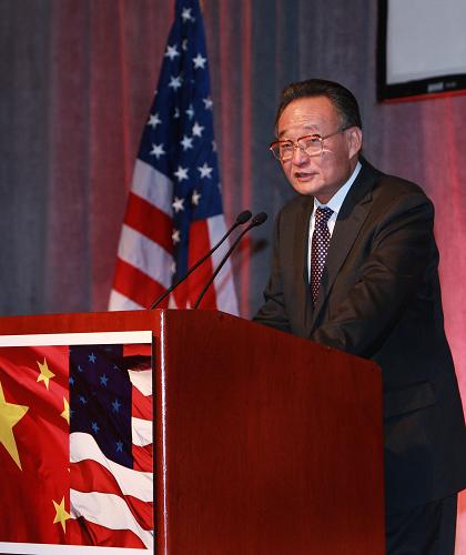 當?shù)貢r間9月10日,正在美國進行正式友好訪問的中國全國人大常委會委員長吳邦國在華盛頓出席由美國友好團體聯(lián)合舉行的晚餐會并發(fā)表演講。新華社記者 龐興雷 攝