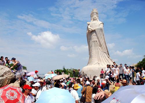 10月5日,大量游客在福建省莆田市湄洲島媽祖雕像前參觀。國家旅游度假區(qū)湄洲島今年黃金周結(jié)合媽祖信俗成功列入人類非物質(zhì)文化遺產(chǎn)名錄,推出媽祖朝圣之旅、濱海探奇之旅、漁家風(fēng)情之旅、海島生態(tài)之旅、海峽親情之旅等旅游線路和產(chǎn)品,受到海內(nèi)外游客歡迎。國慶黃金周日均接待游客1.5萬人次以上。新華社發(fā)(林劍冰 攝)