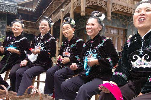 10月5日,苗族婦女向游客演示傳統(tǒng)刺繡針法。十一黃金周期間,貴州省黔東南苗族侗族自治州雷山縣的“西江千戶苗寨”旅游線路火爆。當(dāng)?shù)孛缱迦罕娪妹拙坪吞J笙歌舞迎接來自各地的游客。據(jù)統(tǒng)計,10月1日至5日,西江千戶苗寨已接待海內(nèi)外游客近4萬人次。新華社記者 齊健 攝
